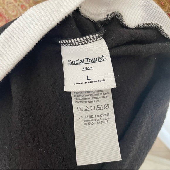 SOCIAL TOURIST X HOLLISTER DOG SHIRT - Picture 7 of 8